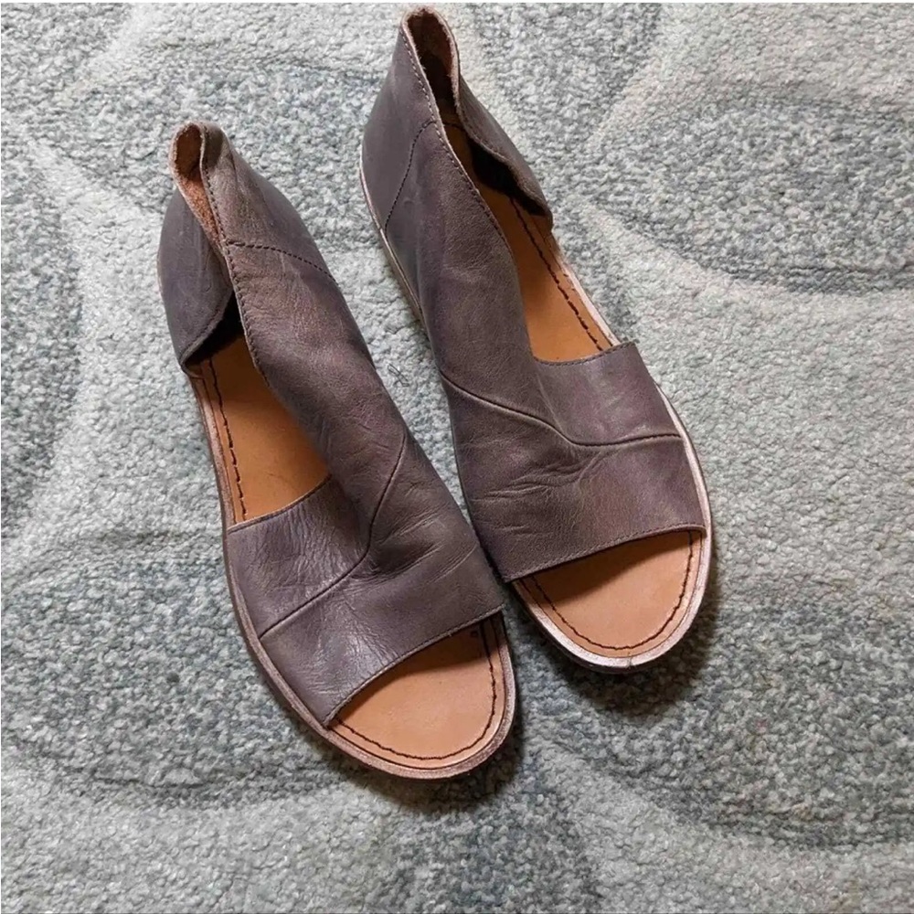 Free people Blanc Grey leather made in Spain size 37 cut out side shoe/sandals